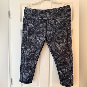 Constantly Varied Gear Black and Gray Swirl‎ capri Leggings 2XL